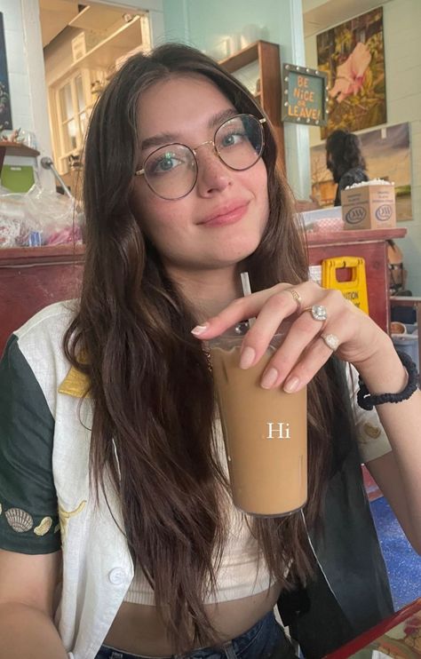 Cute Glasses For Oval Face, Specs Girl, Girl Glasses Aesthetic, Glasses Inspo Oval Face, Woman With Glasses Aesthetic, Glasses Inspo Aesthetic, Models With Glasses, Girl Glasses, Glasses Aesthetic Girl