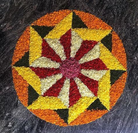 Atham Onam Simple Design, Onam Flower Design Simple, Simple Atham Pookalam Design, Onam Flower Decoration Simple, Small Pookkalam Designs, Onam Simple Pookalam, Pookolam Design Simple, Onam Kolam Designs, Simple Rangoli With Flowers Petals