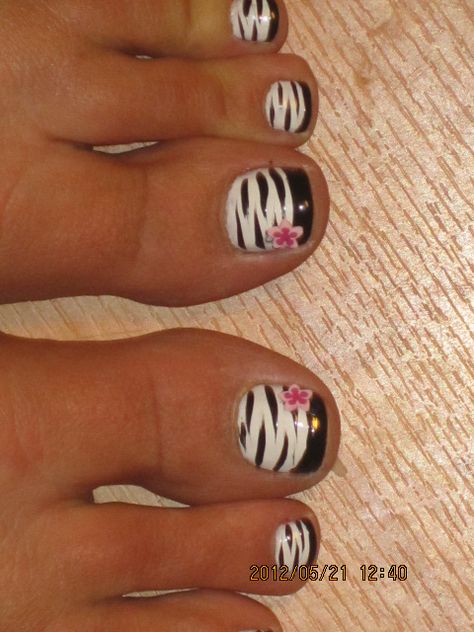 bianco nero zebrato Black And White Toe Nail Designs, Zebra Pedicure, Pedicure White, Ideas Pedicure, Pretty Pedicures, Inspiration Deco, White Tigers, French Pedicure, Pretty Toe Nails