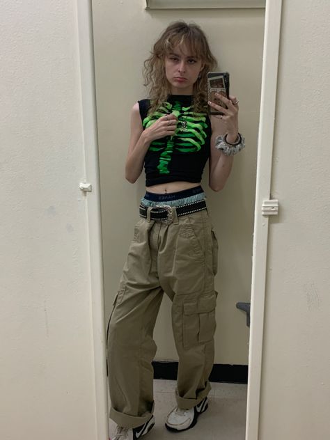 Custom Cargo Pants Ideas, Sam Core, Gender Euphoria, Cargo Pants Outfits, Masc Outfits, Punk Clothing, Everyday Clothes, Grunge Outfit, Pants Outfits