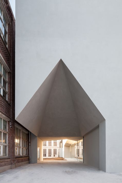 Image 6 of 52 from gallery of Architecture Faculty in Tournai / Aires Mateus. Photograph by Tim Van de Velde Diy Tiny House Plans, Architecture Art Nouveau, Minimal Architecture, White Building, Architecture Exterior, Industrial Buildings, Facade Architecture, School Architecture, Modern Buildings