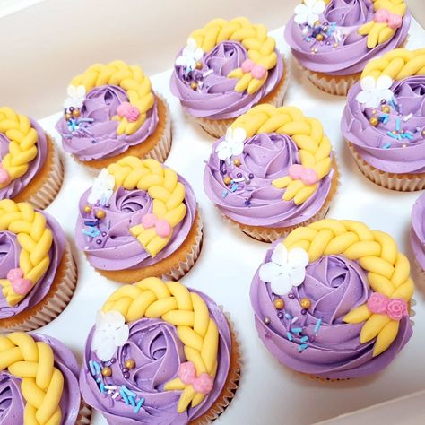 Fiesta temática de Rapunzel | Ideas para decoración en general Rapunzel Cupcakes Ideas, Tangled Cupcakes Ideas, Rapunzel Birthday Party Cake, Rapunzel Cake Ideas, Rapunzel Party Ideas, Pastel Rapunzel, Tangled Cupcakes, Rapunzel Cupcakes, Ideas Para Decorar Una Fiesta