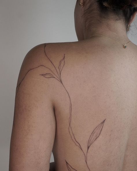 Tattoo With Different Flowers, Tip Of Shoulder Tattoo, Tattoo Line Art Simple, Tattoos Inspired By Nature, Line Art Nature Tattoo, Abstract Line Back Tattoo, One Line Nature Tattoo, Abstract Shoulder Tattoos For Women, Big Simple Tattoos For Women