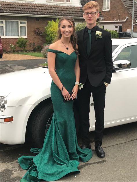 Green Dress Matching Couple, Prom Matching Couples, Prom Matching Couples Outfits, Green Prom Dress Couple, Prom Colors For Couples, Green Prom Couple, Couple Prom Outfits, Formal Graduation Dress, Prom Couples Outfits