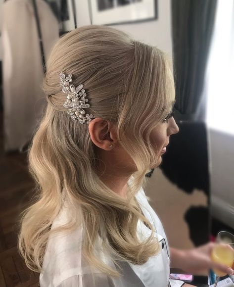 Bridal Hair Mid Length, Wavy Hair Bridal, Down Wavy Hair, Half Up Half Down Wavy, Bridal Half Up Half Down, Hair Half Up Half Down, Hairstyle Wedding, Wedding Hairstyles Medium Length, Hair Half Up