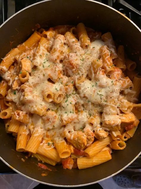 One-Pot Chicken Parmesan Pasta One Pot Chicken Parmesan Pasta, One Pot Chicken Parmesan, Chicken Parmesan Pasta Recipe, Chicken Riggies, One Skillet Chicken, Skillet Chicken Parmesan, Chicken With Italian Seasoning, Chicken Parmesan Pasta, Parmesan Pasta