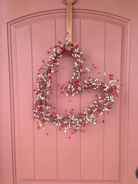 Valentine House Decor, Valentines Day 2024, Valentine’s Day Wreath Diy, Valentines Door Wreath, Valentine's Aesthetic, Valentines Day Garland, Valentines Garland, Saint Valentin Diy, Valentines Bricolage