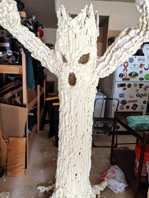 Diy Halloween Tree, Creepy Tree, Cheap Diy Halloween Decorations, Scary Halloween Decorations Outdoor, Scary Halloween Decorations Diy, Halloween Outside, Halloween Props Diy, Creepy Halloween Decorations, Halloween Tree