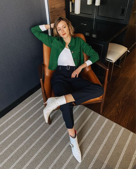 a cute kelly green cardigan for spring #springfashion #cardigan #outfitideas Kelly Green Cardigan Outfit, Green Cardigan Outfit Winter, Dark Green Cardigan Outfit, Kelly Green Outfit, Collared Sweater Outfit, Cardigan Street Style, Betty Cardigan, Blue Cardigan Outfit, Green Cardigan Outfit