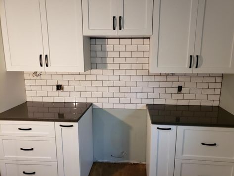 White Subway Tile Charcoal Grout, Black Grout Kitchen, Grey Tile Grout, White Tiles Black Grout, Charcoal Grout, White Subway Tiles Kitchen Backsplash, Kitchen Black Counter, White Subway Tile Kitchen, White Tile Kitchen Backsplash