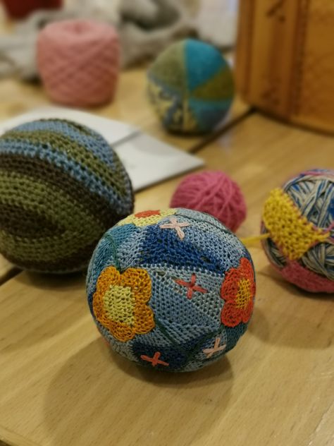 Singlade Balls, Temari Patterns, Yarn Balls, Fabric Balls, Yarn Ball, A Hook, Kids Entertainment, Fabric Scraps, Spinning