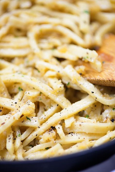 Egg noodles coated in buttered bread crumbs and garlic! Reames Noodle Recipes, Reames Noodles, Garlic Butter Noodles, Fried Spaghetti, Butter Noodles, Buns In My Oven, Risotto Dishes, Fried Garlic, Pasta Sides