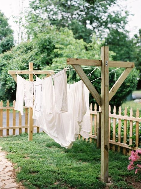 Clothes Line Outdoor, Clothes Lines Ideas Outdoor, Diy Clothesline Outdoor, Diy Clothesline, Spaces Aesthetic, Diy Projection Screen, Clothesline Outdoor, Clothes Lines, Clothes Hanging