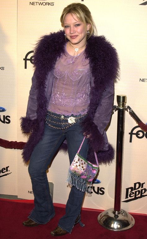 These Hilary Duff Throwback Photos from the <em>Lizzie McGuire </em>Days Are What Early 2000s Dreams Are Made Of Colourful Edgy Outfits, Hilary Duff 2000s, Celebrities 2000s, Maximalist Closet, Lizzie Mcguire Outfits, Hilary Duff Style, Purple Goth, Early 2000s Style, 2000s Girl