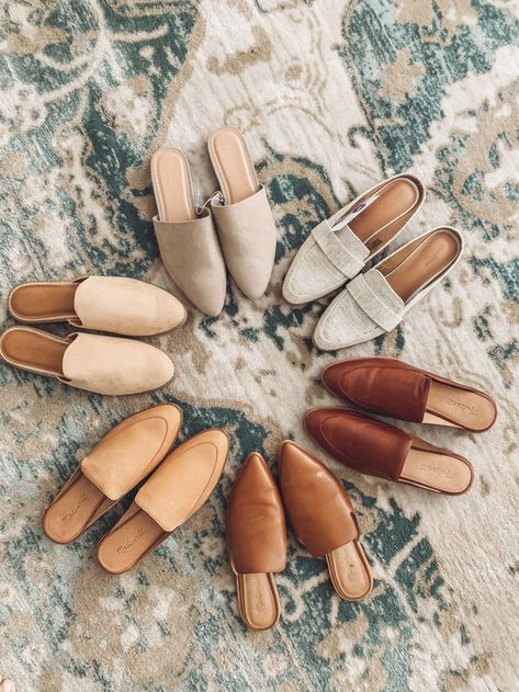 Best Mules Shoes, Mules With Dress, Elegant Minimalist Outfit, Comfy Dress Shoes, Fall Mules, Mules Shoes Outfit, Cute Flat Shoes, Mule Shoes Outfit, Mules Outfit