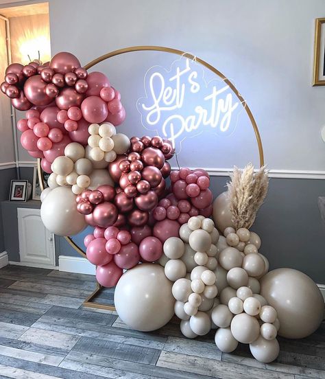 Golden Balloons, Party Neon Sign, Arch Designs, Bride To Be Balloons, Circle Garland, Party Neon, Garland Arch, Balloon Centerpieces, Decorations Party