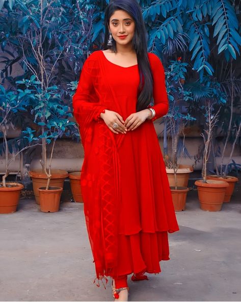 Naira Dresses In Yrkkh Kurti, Kajol Saree, Pretty Maxi Dress, Simple Kurti, Shadi Dresses, Girls Designer Clothes, Body Hot, Simple Kurti Designs, Hanuman Wallpaper