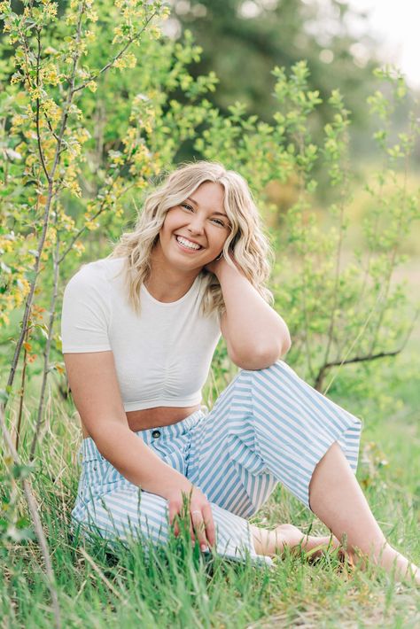 Sitting Poses Senior Pictures, Senior Garden Pictures, Light And Airy Senior Photography, Senior Girl Outfit Ideas, Portrait Photography Poses Women Outdoor, Spring Senior Photos, Simple Senior Pictures, Outdoor Portrait Photography Poses, Senior Picture Ideas Field