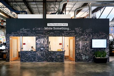 Facebook Headquarters Interior - 'The Facebook Wall' Website For Students, Colorful Workspace, News For Kids, Kids Facts, Websites For Kids, It Office, Startup Office, Office Design Inspiration, Interactive Walls