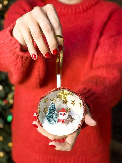 Tea Cup Christmas Crafts, Keepsake Christmas Gifts, Tea Cup Decorations, Teacup Christmas, Christmas Tea Cup, Cup Ornaments, Cup And Saucer Crafts, Christmas Diorama, Teacup Crafts