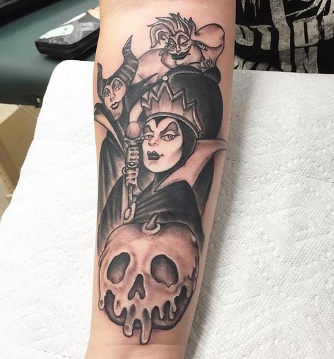 Disney Villain Tattoo Black And White, Villian Tattoo Sleeve, Disney Villains Tattoos, Disney Villain Tattoo Sleeve, Evil Queen Tattoo Ideas, Villain Tattoo Ideas, Evil Queen Tattoo, For Me Tattoo, Disney Villain Tattoo