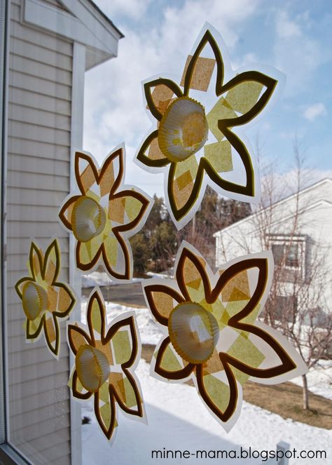 Påskeaktiviteter For Barn, Daffodil Craft, St Davids Day, Daffodil Day, Spring Art Projects, Home With Kids, Art Projects For Kids, Spring Window, Spring Crafts For Kids