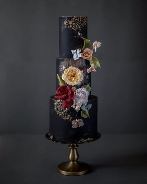 Image result for watercolor wedding cake black -pinterest Black Wedding Cake, Black And Gold Wedding, Black Cake, Black Wedding Cakes, Chocolate Wedding Cake, Cake Trends, Modern Wedding Cake, Moody Wedding, White Wedding Cake