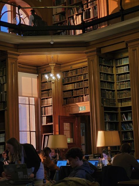 #darkacademia Oxford Student Aesthetic, Oxford University Library, Oxford University Aesthetic, Library Oxford, Oxford Student, British University, University Aesthetic, Academic Aesthetic, Life After High School