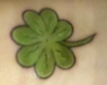 My 2nd tattoo a 7 leaf clover (Futurama) Futurama Tattoo, Futurama, Great Tattoos, Body Mods, Clover Leaf, Paw Print Tattoo, Tattoos And Piercings, Tattoos For Women, Tatting