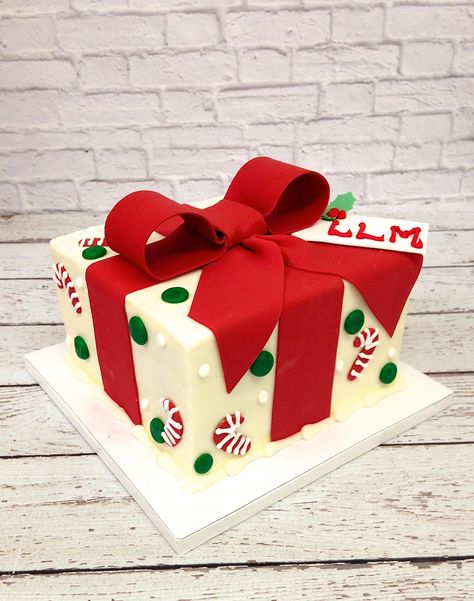 Present Birthday Cake, Christmas Cake Square, Christmas Present Cake Ideas, Christmas Cake Rectangle, Christmas Cake Designs Rectangle, Square Cake Christmas Designs, Christmas Present Cake, Around The World Christmas, Central American Food