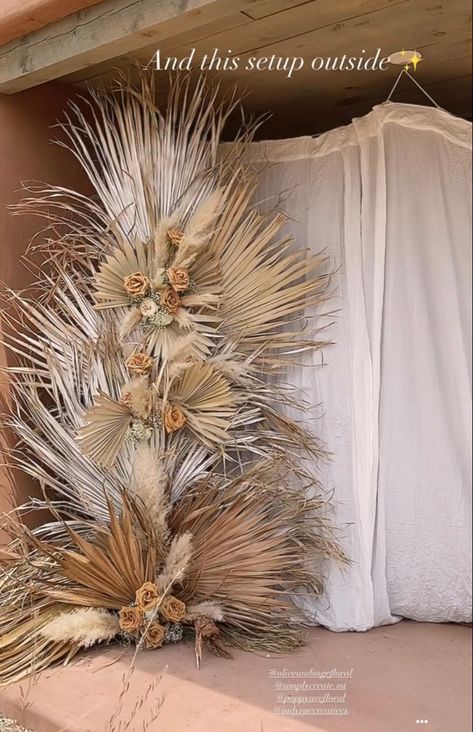 Dry Palm Leaves Backdrop, Boho Wedding Backdrop Receptions, Boho Backdrop Ideas, Palm Decor, Simple Thanksgiving Table, Boho Wedding Backdrop, Boho Backdrop, Wedding Stage Backdrop, Wedding Reception Backdrop