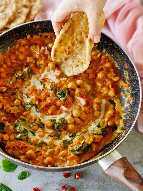 Quick Protein Meals, Harissa Chickpeas, Healthy Vegetarian Meals, Healthy Food Vegan, Harissa Sauce, Protein Recipe, Protein Packed Meals, Chickpea Stew, Vegan Main Dishes