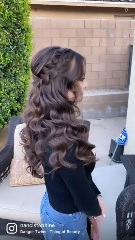 Prom Hairstyles Over The Shoulder, Wedding Hairstyles For Long Hair Aesthetic, All Down Prom Hairstyles, Quinceanera Hairstyles Hair Down, Curled Hairstyles For Bridesmaids, Cute 15 Hairstyles, Hair Styles For Ballgown, Quince Hairstyles For Layered Hair, Prom Hairstyles Curled Hair