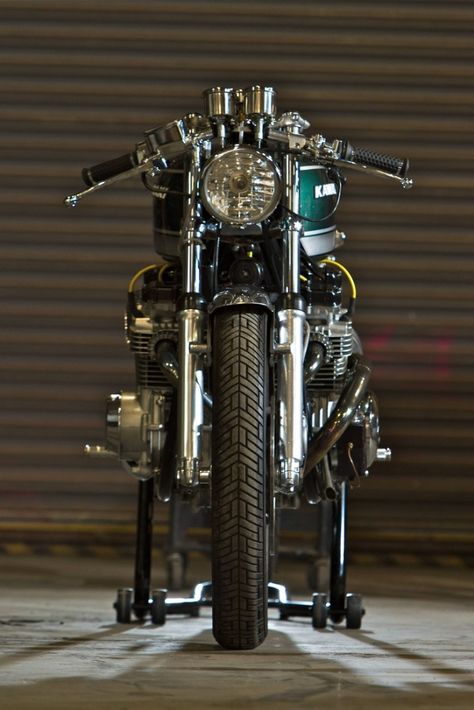 Cb400 Cafe Racer, Kawasaki Kz650, Kawasaki Cafe Racer, Cafe Racer Design, Scrambler Custom, Kawasaki Bikes, Bobber Custom, Moto Cafe, Cafe Bike