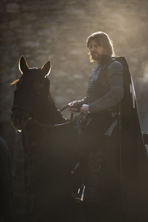 a knight and his horse Eddard Stark, Tom Wlaschiha, Ned Stark, Rose Leslie, Sean Bean, Into The West, Lena Headey, Cersei Lannister, Gra O Tron