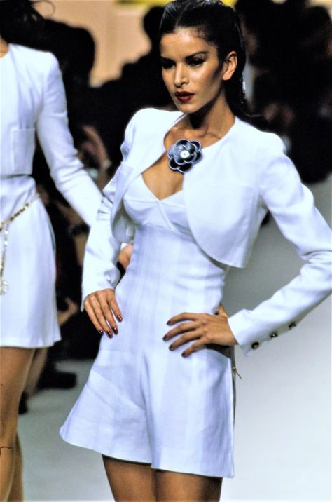 Chanel Spring 1995 Ready-to-Wear Collection - Vogue - white spaghetti strap romper and matching collarless cropped jacket - side Chanel Spring 1995, 2000s Runway Fashion, Fendi Runway, 1990 Style, 90s Runway Fashion, Runway Fashion Couture, Runway Outfits, Chanel Dress, Claudia Schiffer