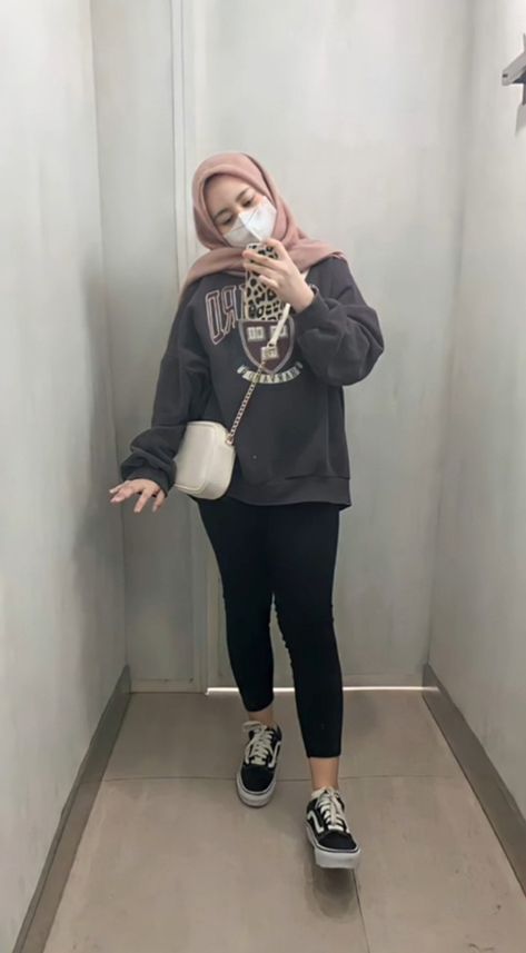 Hijabi Leggings Outfit, Sweater Outfits Hijab Oversize, Oversized Sweater Outfit Hijab, Ootd Leging, Ootd Hoodie Oversize Hijab, Ootd Sweater Oversize Hijab, Sweater Oversized Hijab, Sweater Hijab Outfit, Outfit Sweater Oversize