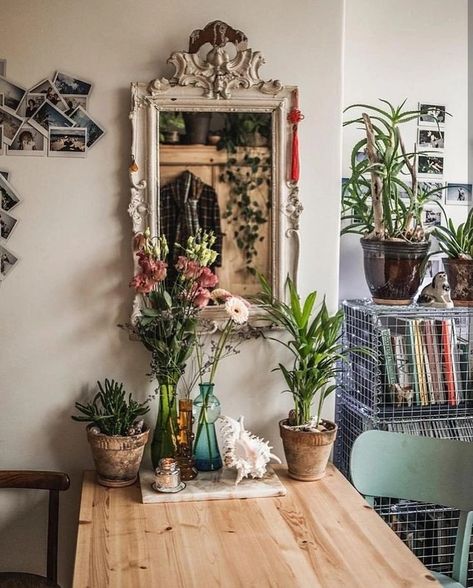 Dark Kitchen Ideas, Mid Century Eclectic, Nora Ephron, Vintage Garden Decor, Ideas Hogar, Bohemian Interior, Apartment Style, Big Windows, Green Interiors