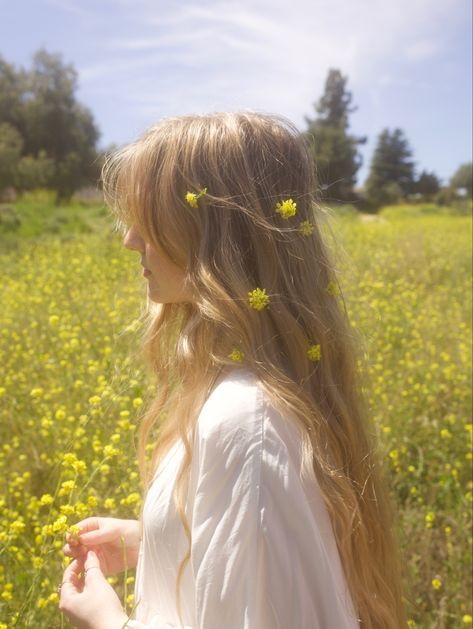 Flower Garden Photoshoot Aesthetic, Laying In A Field Of Flowers Aesthetic, Flowers In Blonde Hair, Person Laying In Flower Field, Laying In Flowers Photography, Spring Flowers Photoshoot, Photoshoot In The Field, Soft Girl Photoshoots, Spring Field Photoshoot