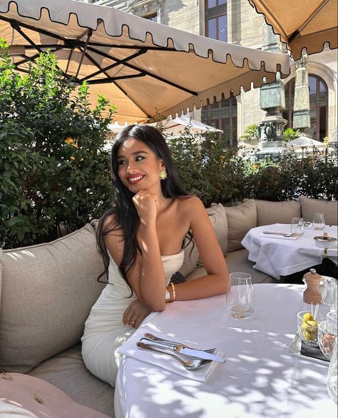 Poses At A Restaurant, Pose Ideas Restaurant, Brunch Pose Ideas, Restaurant Pic Ideas, Breakfast Pictures Instagram, Brunch Photo Ideas, Dinner Instagram Pictures, Classy Instagram Pictures, Candid Instagram Pictures