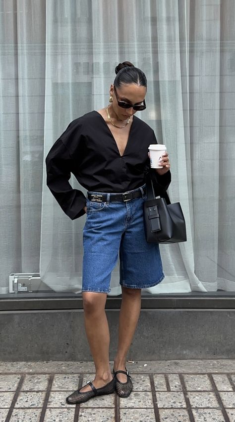 Long Bermuda Shorts Outfit, Denim Jorts Outfit, Dark Denim Shorts Outfit, Bermuda Jeans Outfit, Jort Outfits, Summer Denim Outfits, Bermuda Shorts Outfit, Denim Jorts, Looks Street Style