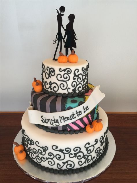 Nightmare before Christmas wedding cake Nightmare Before Christmas Birthday, Nightmare Before Christmas Cake, Pasteles Halloween, Halloween Wedding Cakes, Nightmare Before Christmas Wedding, Christmas Wedding Cakes, Postres Halloween, Christmas Birthday Party, Halloween Cake