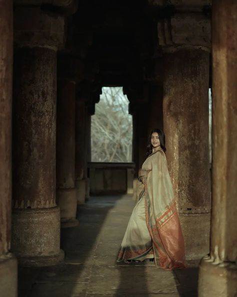 Jara देखो sajan.......🌼🌼💮 . Clicks with shades 📸📸⚡ . Inframe : - @urru57216 . Captured by : -@kapoor_productions @framesbymanish_ . Clicked on : - @sonyalphain . #asthetic #photoshoot #vintagevibes #retro #oldsongs #gwalior #gwaliorfort #gwaliorcityvibes #fyp Photos In Temple, Saree Poses In Temple, Photoshoot In Temple, Temple Photoshoot, Cosmo Photoshoot, Saree Diwali, Aesthetic Saree, Saree Pose, Bride Photos Poses