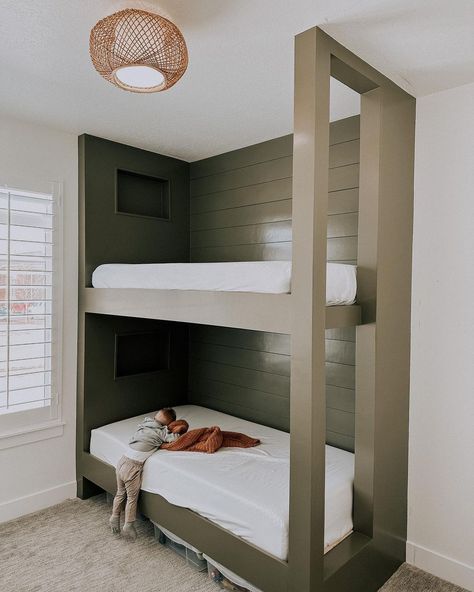 Natural Wood Railing, Double Loft Beds, Diy Bunk Bed, Bunk Beds Built In, Bunk Rooms, Built In Bunks, Wood Railing, Triple Room, Hotel Room Design