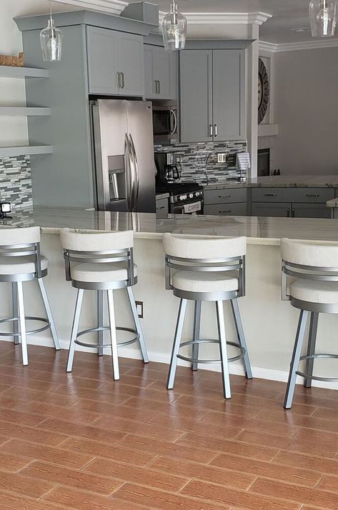 Kitchen Island Stools With Backs, White Kitchen Bar Stools, Bar Stool Design, Modern Kitchen Stools, Garden Pub, Kitchen Makeover Ideas, Lovely Houses, Pooch Workout, Luxury Bar Stools