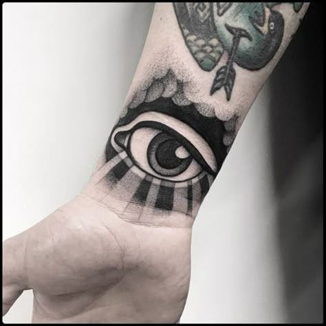 Tattoos Hands, Rays Tattoo, Traditional Hand Tattoo, Simple Hand Tattoos, All Seeing Eye Tattoo, Mandala Hand Tattoos, Skull Hand Tattoo, Chicano Art Tattoos, Hand Tattoos For Women