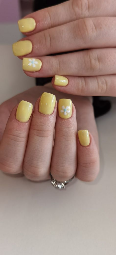 Yellow Nails With Daisy Design, Yellow Gel Nails Short With Design, Summer Nails 2023 Yellow, Yellow Sun Nails, Short Yellow Nails Design, Yellow Nails With Daisy, Spring Yellow Nails, Yellow Nails With Flowers, Yellow Daisy Nails