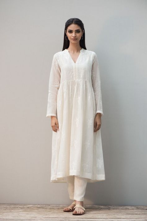 Indian Designer Suits, Good Earth, Salwar Kamiz, Indian Dresses Traditional, Kurta Designs Women, Simple Pakistani Dresses, Dress Indian Style, Pakistani Dress Design, Indian Designer Outfits