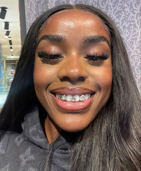 Girls With Grills, Girl Grillz, Pretty Teeth, Grillz Teeth, Diamond Grillz, Xoxo Jewelry, Gold Grill, Dope Jewelry Accessories, Frontal Wig Hairstyles