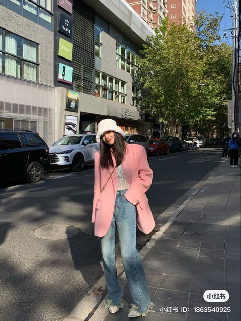 Pink Blazer Aesthetic Outfit, Pink Blazer Outfit Korean, Japan Street Fashion 2023, Pastel Pink Blazer Outfit, Pink Blazer Outfit Casual Street Styles, Pink Blazer Outfit Winter, Taiwan Summer Outfits, Pink Blazer Outfit Casual, Blazer Outfits Casual Street Styles